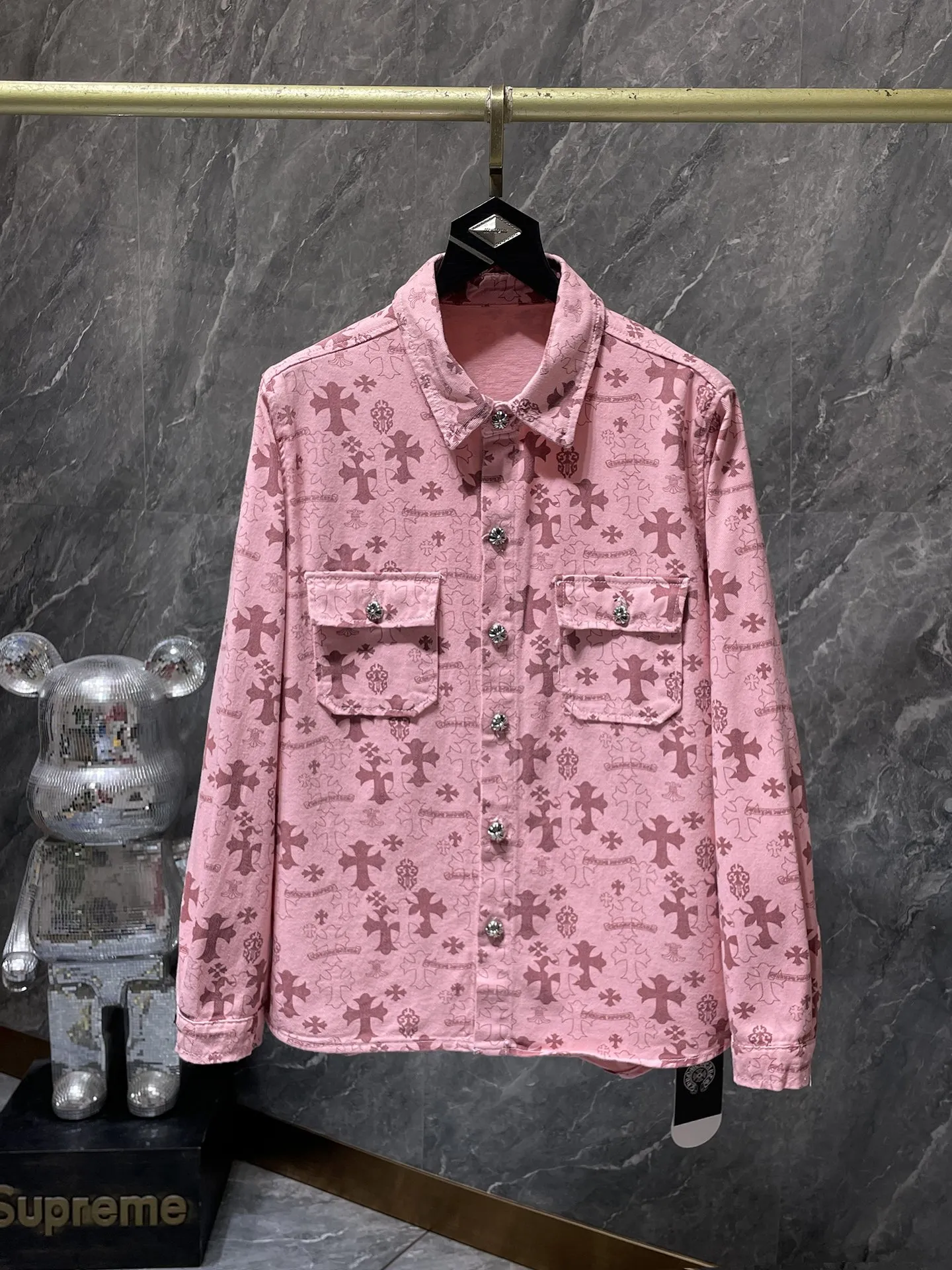 P276 Chrome Hearts🍁Shirt Series🍁 Classic cross-printed denim shirt jacket. Exclusively custom-woven and dyed. 100% pure cotton. High-gram weight denim all-printed fabric. High-tech washing! Original hardware mold opening!  ⭐Original version ⭐Can be worn with denim in all seasons 🌈Recommended colors: custom washed denim blue, denim pink 🌈Code numbers: S, M, L, XL